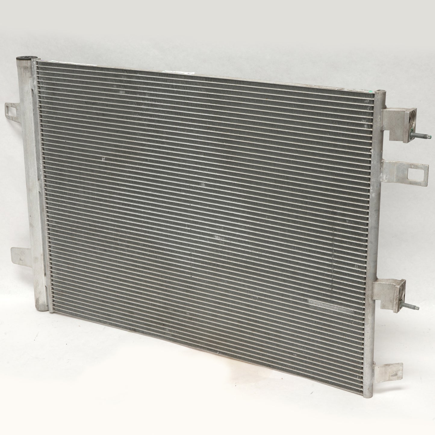 Condensador Mercedes-Benz 180A 1956-1959|180b 1959-1962|220a 1954-1957|A220 2019-2022|A35 AMG 2020-2022|CLA250 2020-2025|CLA35 AMG 2020-2025|GLA250 2021-2025|GLA35 AMG 2021-2025|GLA45 AMG 2021-2023|GLB250 2020-2024|GLB35 AMG 2021-2023|CN 30235PFC